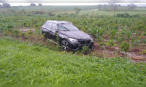 Motorista perde o controle do carro na estrada rural de Cambira