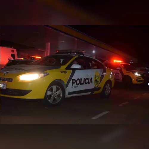Motorista abandona veículo e foge após bater em carro estacionado