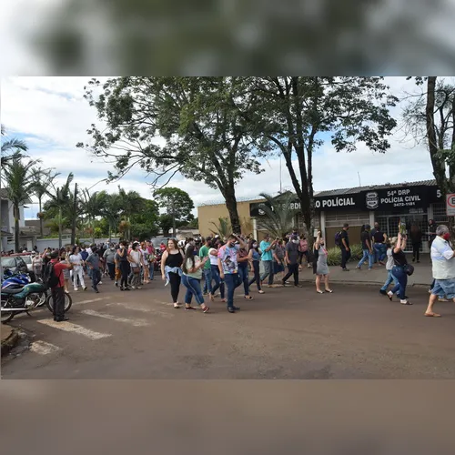 Manifestantes pedem justiça após família morrer em acidente; ASSISTA