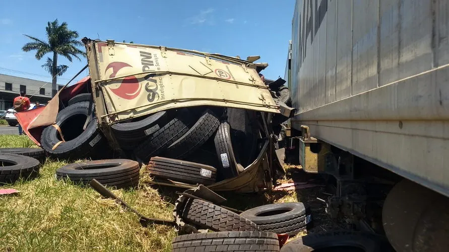 Acidente entre caminhão e trem é registrado nesta segunda-feira; Vídeo