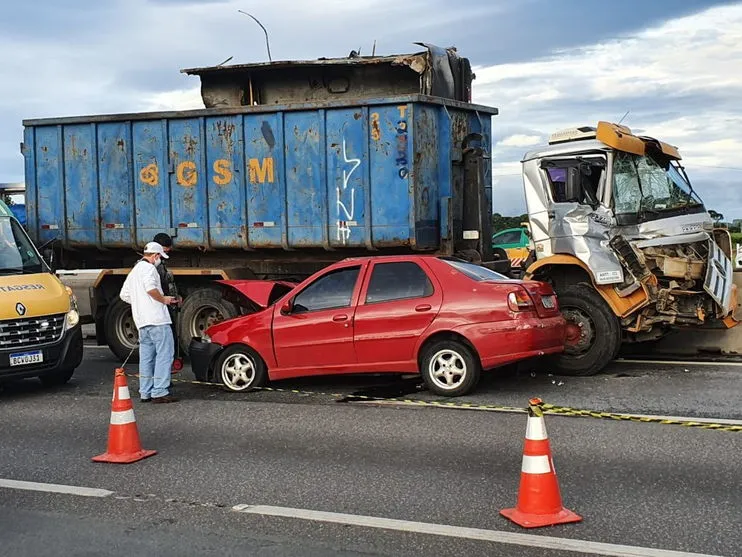 Acidente entre carro e caminhões deixa criança morta e dois feridos em São José dos Pinhais