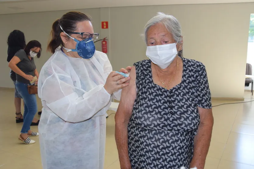 Amélia Manoela dos Santos, 96 anos, foi uma dos 30 idosos que foram imunizados