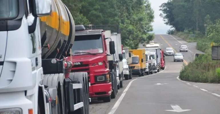 Apesar do apelo de Bolsonaro, caminhoneiros mantêm paralisação a partir desta segunda-feira