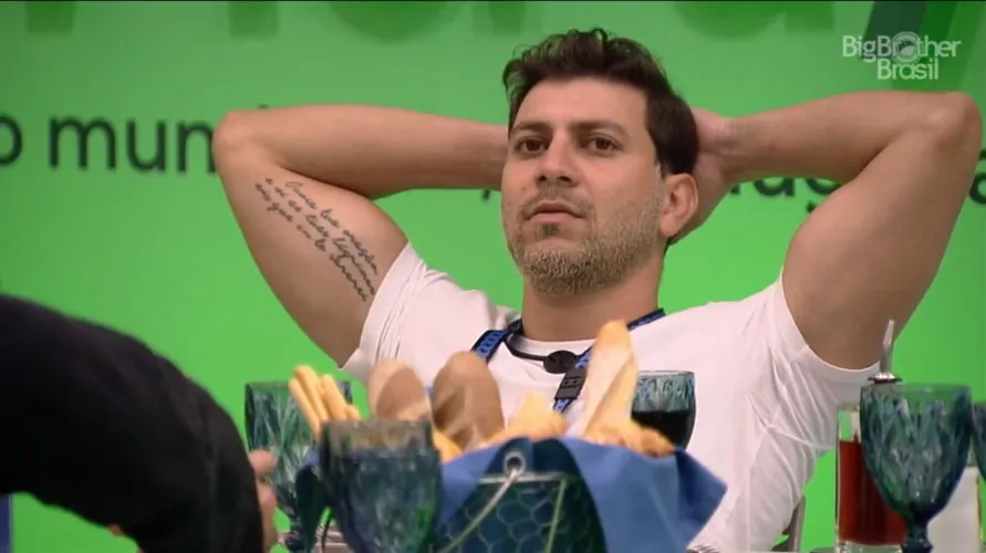 Após ver a família, Caio faz as malas depois do almoço e pode deixar o ‘BBB 21’