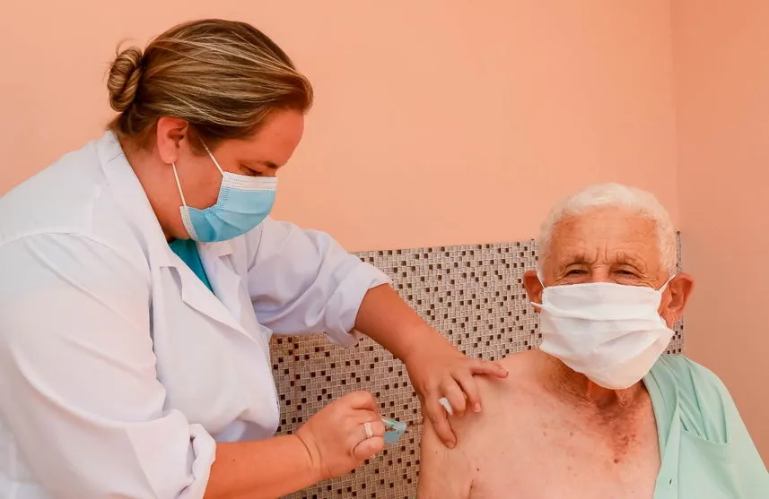 Apucarana estende vacinação da Covid para 90 anos ou mais