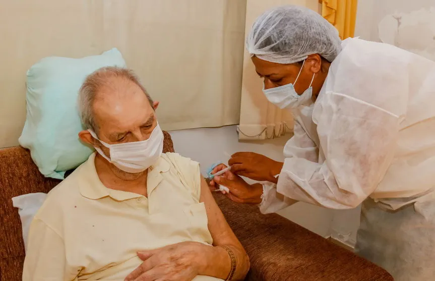 Apucarana inicia vacinação de acamados entre 80 a 89 anos