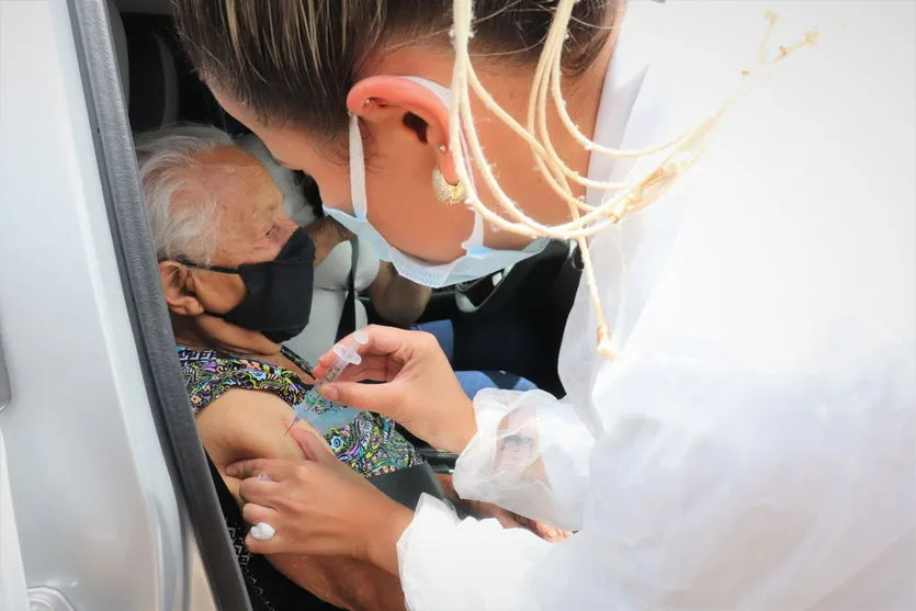 Arapongas vacina idosos acima dos 90 anos contra a Covid-19