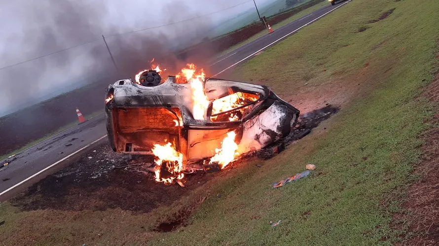 Motorista morre após carro pegar fogo na BR-376