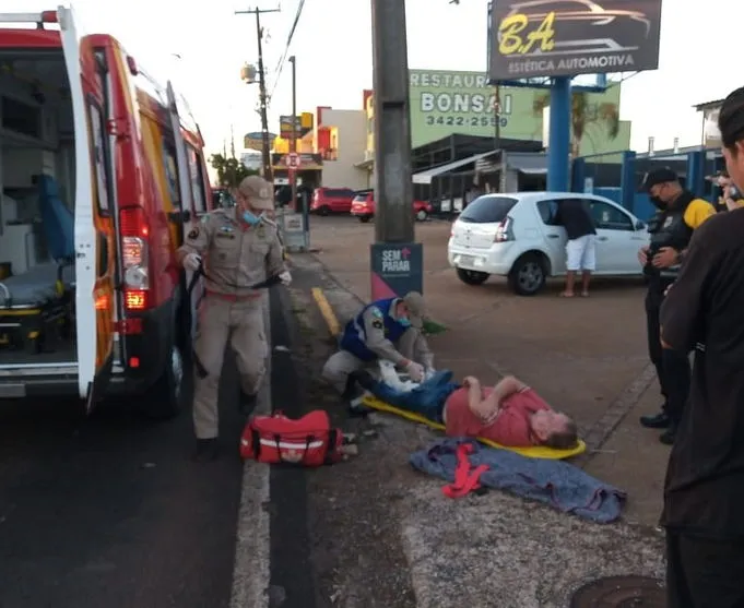 Motociclista atropela pedestre na Avenida Minas Gerais e foge