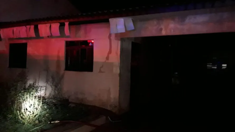 Incêndio destrói residência em Arapongas