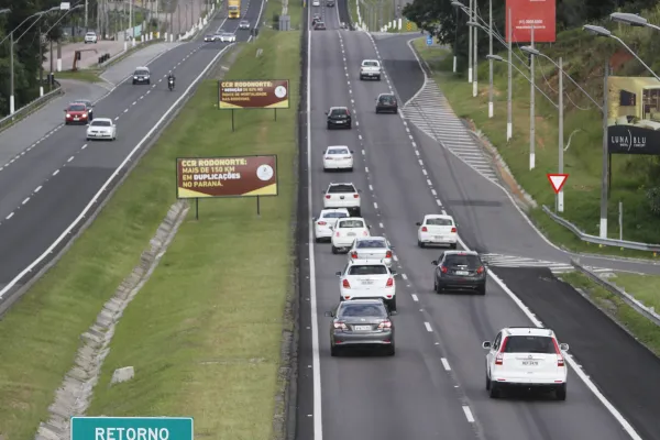Movimento nas estradas em direção a Curitiba é dobro do normal