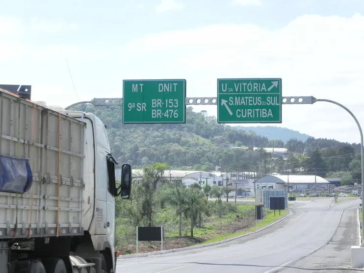 Idoso é 'esquecido' às margens de rodovia no Paraná