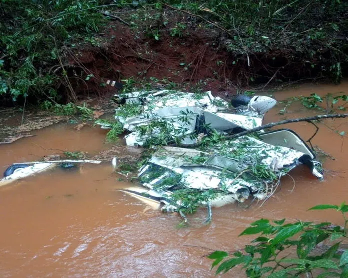 Avião cai dentro de rio no Paraná e provoca morte de quatro pessoas da mesma família