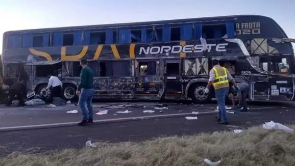 Ônibus tomba de madrugada e faz mais de 10 feridos no Paraná