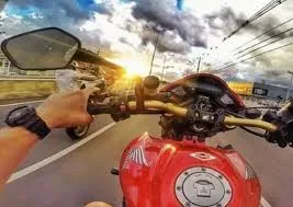 Motociclistas fogem da polícia pelas ruas de Bom Sucesso