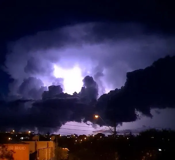 Tempestade de raios chama a atenção de pessoas no norte do PR; Vídeos