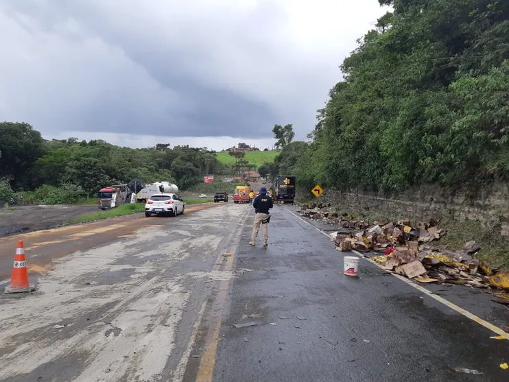 Caminhão carregado de óleo vegetal tomba na BR 376