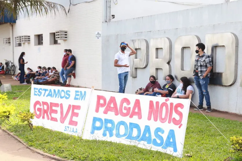 Trabalhadores da Prodasa realizam 'panelaço' em greve