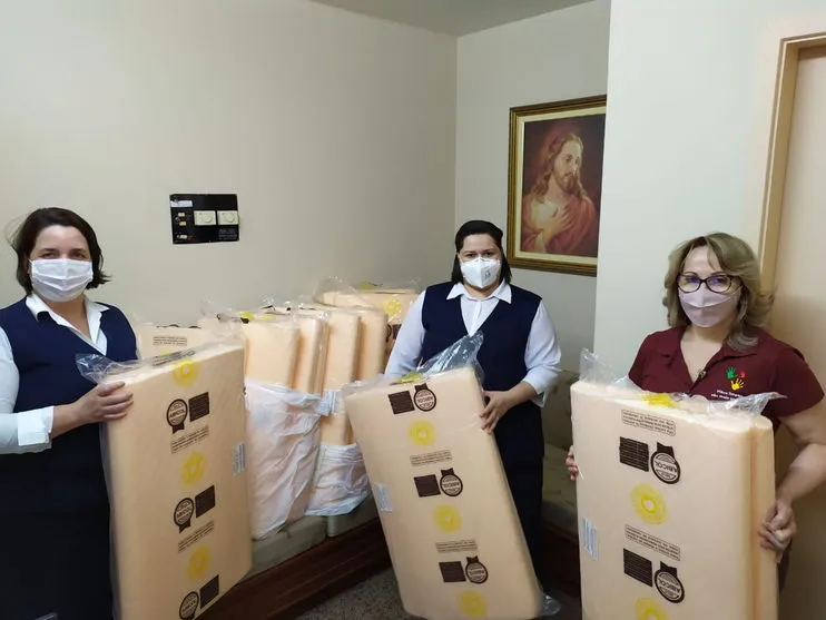 Grupo de voluntários doam colchões para o setor Covid-19 do Providência