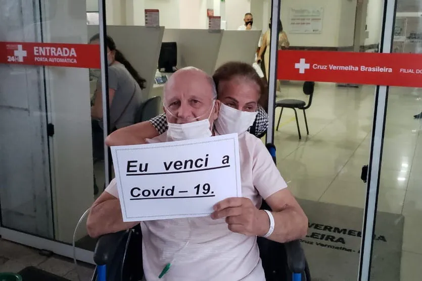 Dr. Siqueira saindo do Hospital da Cruz Vermelha
