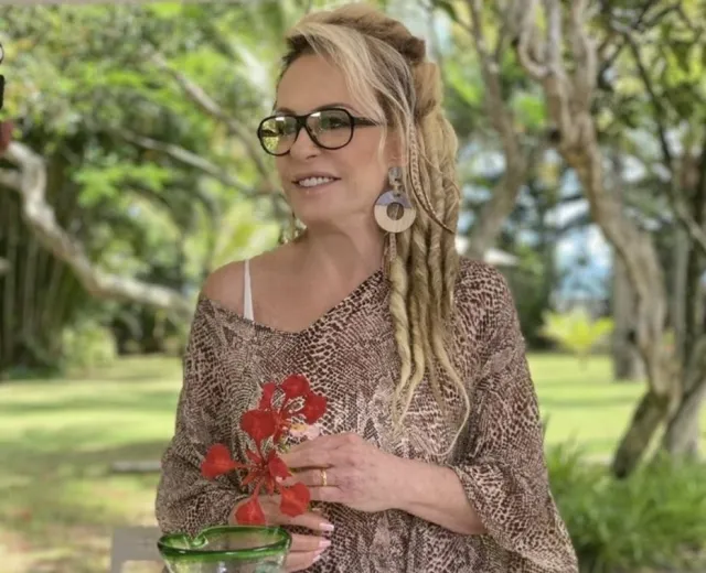 No 'Mais Você', Ana Maria Braga aparece com dreads no cabelo