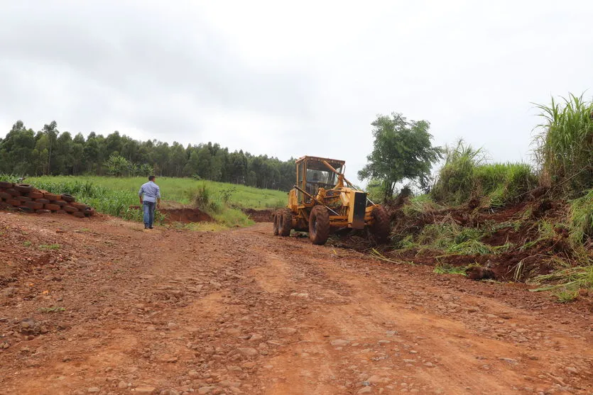 Prefeitura de Ivaiporã realiza melhorias na estrada da Vila Rural