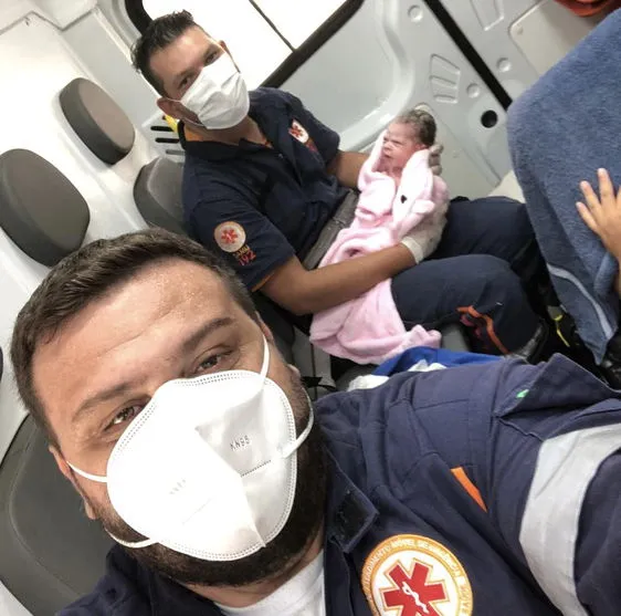 Socorristas do Samu Arapongas fazem parto dentro de ambulância
