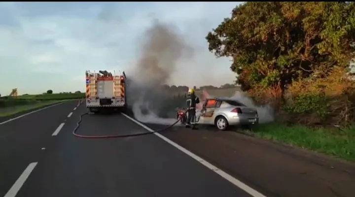 Carro é encontrado pegando fogo na rodovia entre Apucarana e Cambira