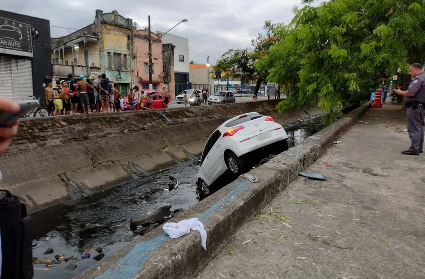 Câmera de segurança flagra momento em que carro atropela família; Vídeo