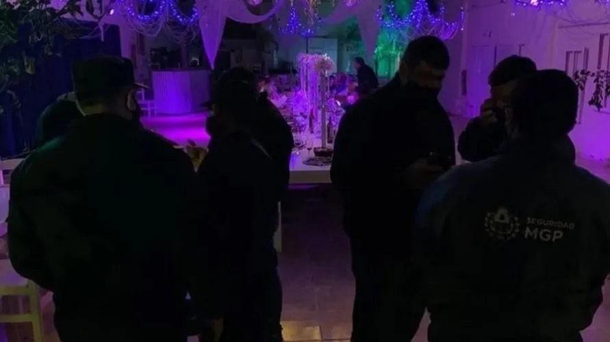 Ao interromperem festa de swing, policiais são confundidos com strippers