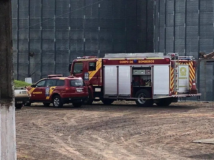 Equipe dos Bombeiros trabalha para resgatar corpo de trabalhador em silo