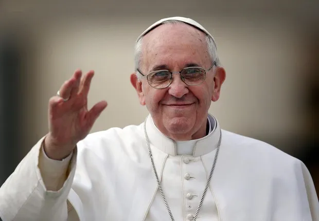Papa é vacinado contra a covid-19 no Vaticano
