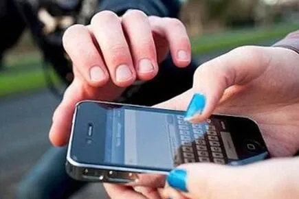 Mulher tem celular roubado por dois homens no Parque Industrial
