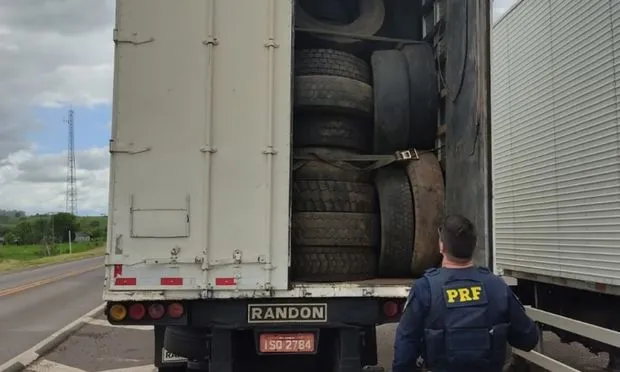 PRF apreende carga de pneus paraguaios na BR-487