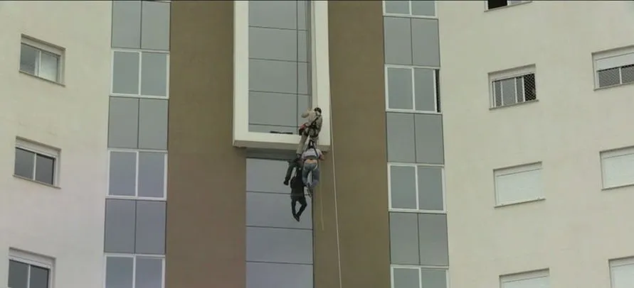 Trabalhador é resgatado de prédio após ficar pendurado no 8º andar