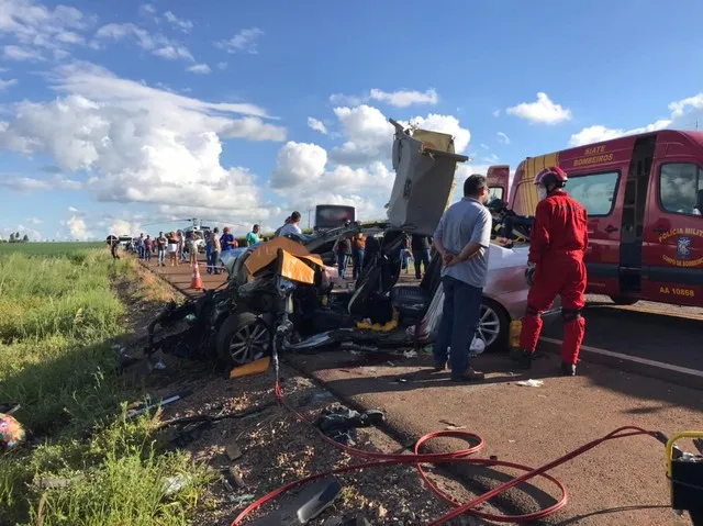 Carro e ônibus bateram de frente, em Campo Mourão  