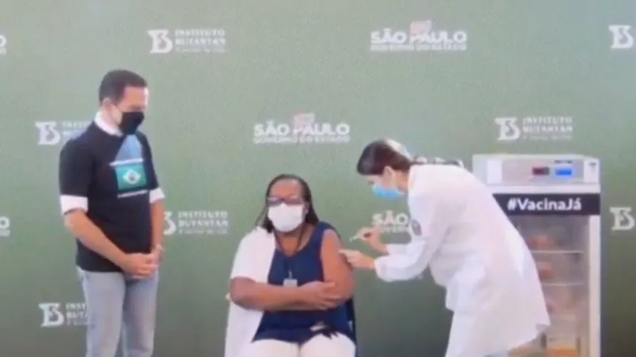 Enfermeira de São Paulo é a primeira brasileira vacinada contra Covid