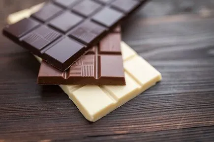 Homem envia chocolates para ex-namorada e atual arruma confusão