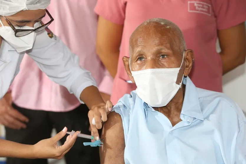 Idoso de 106 anos é vacinado contra a covid-19