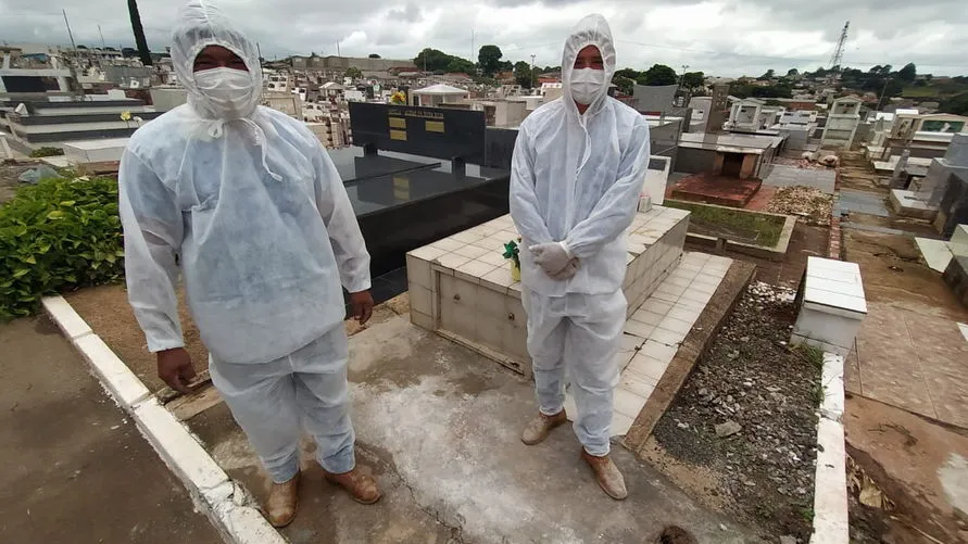 Família está na terceira geração de coveiros no Norte do Paraná