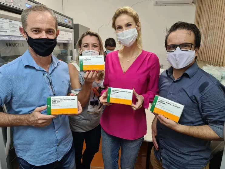 Arapongas recebe primeiro lote com 1.352 doses da vacina contra a Covid-19
