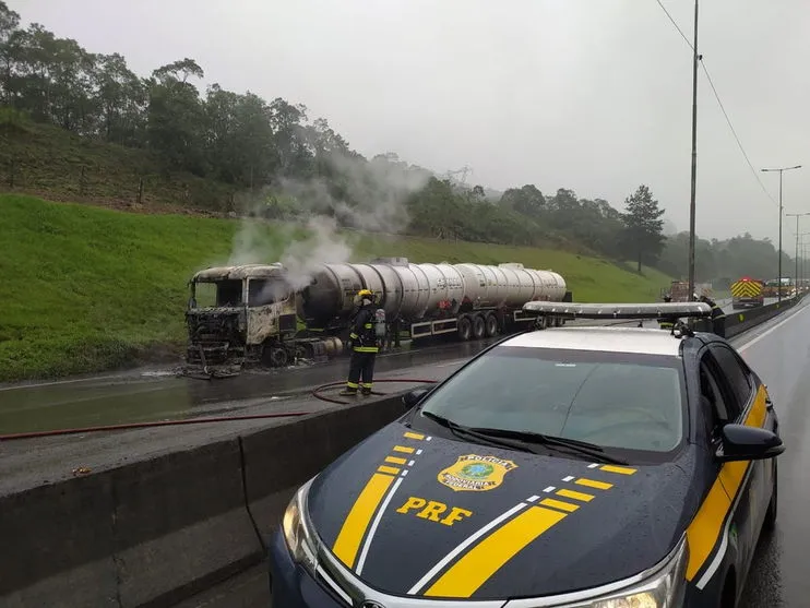 Caminhão carregado com etanol pega fogo na BR-376 na manhã desta quarta