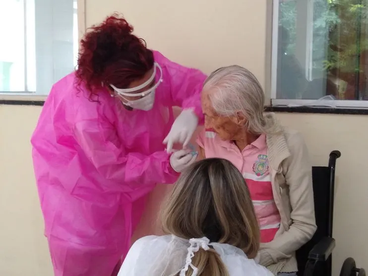 Idosa de 104 anos é a primeira vacinada no Asilo em Mandaguari