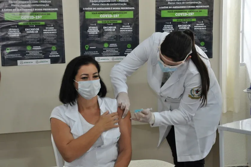 Enfermeira é a primeira pessoa a ser vacinada em Jandaia do Sul