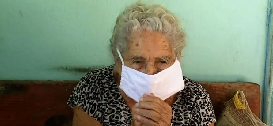 Idosa de 108 anos abre mão da vacina, preferindo deixar "para alguém mais novo"