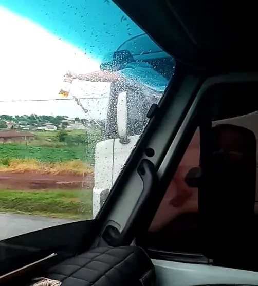 Vídeo registra imprudência de caminhoneiro que está 'pendurado' em cabine; Assista