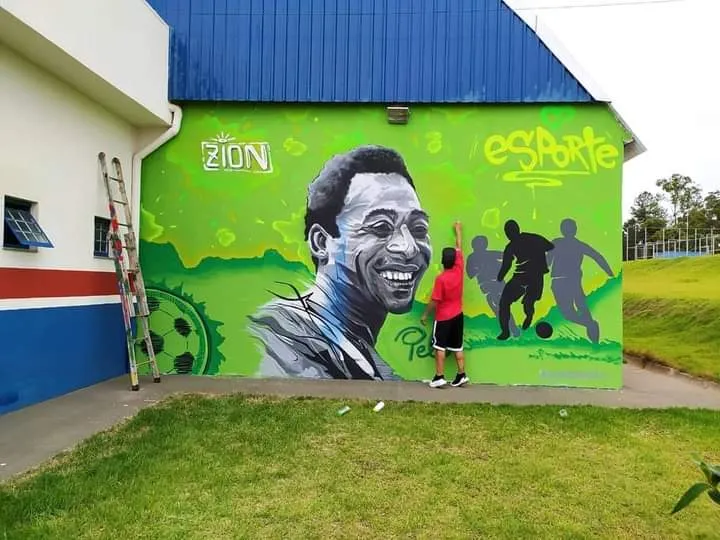 Grafiteiro conclui homenagem ao Rei Pelé no ginásio Áureo “Caixote”