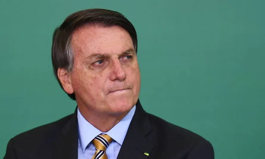 Bolsonaro volta a questionar números da pandemia