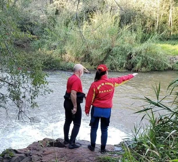Bombeiros tentam localizar corpo de mulher jogada em rio