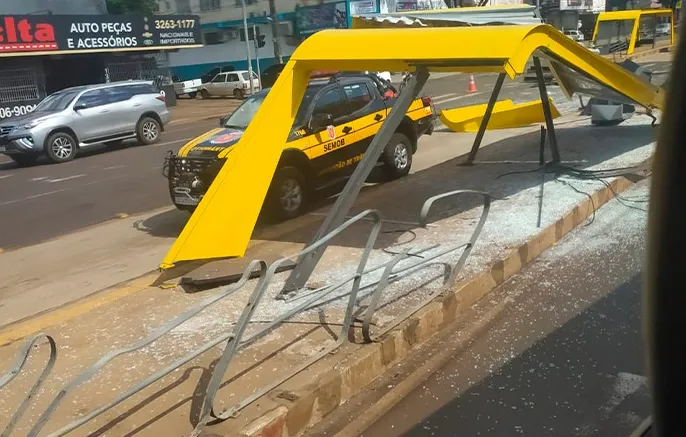 Câmera de segurança flagra caminhão destruindo ponto de ônibus; Vídeo